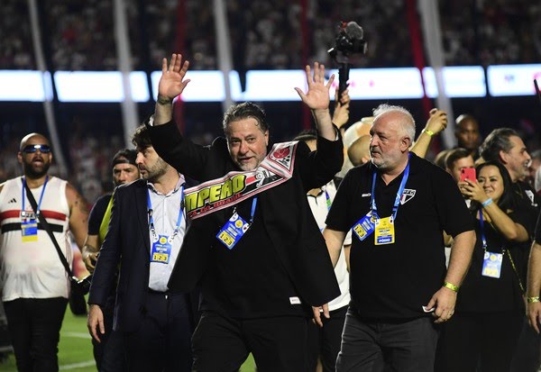 Casares quer manter laterais do São Paulo. (Foto: Marcos Ribolli/ge)