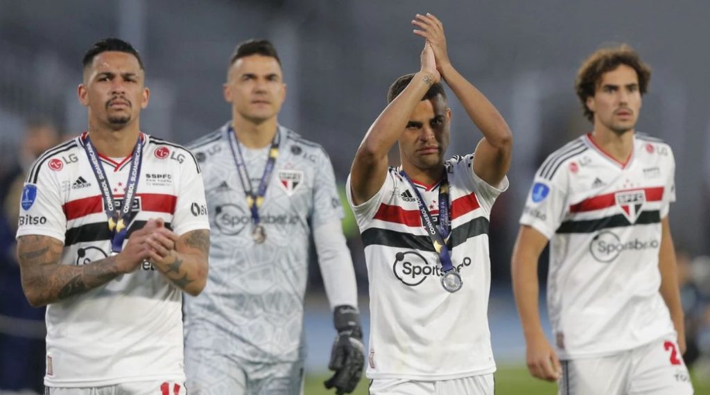 São Paulo teve patrocínio do LG nos ombros em final da Sul-Americana em 2022. (Foto: Diego Lima / AFP)