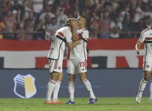 Rafinha faz profecia no São Paulo. (Foto: Twitter do São Paulo)
