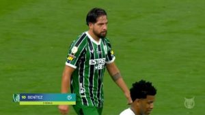 Ex-meia do São Paulo, Martín Benítez faz golaço contra o Corinthians em Itaquera. (Foto: Reprodução/Brasileirão Play)