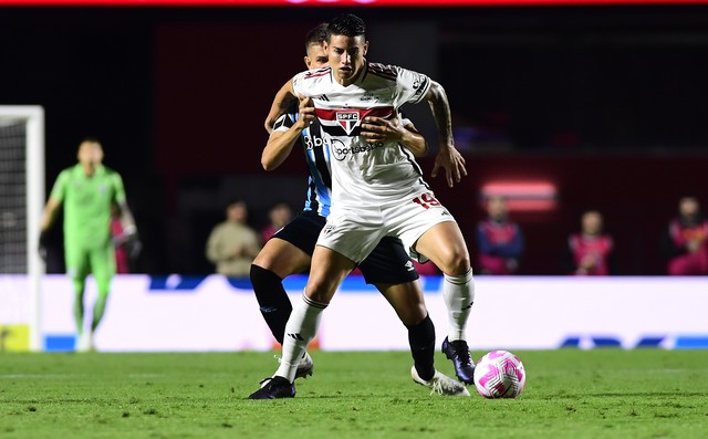 James brilha no São Paulo em vitória contra o Grêmio. (Foto: Marcos Ribolli/ge)