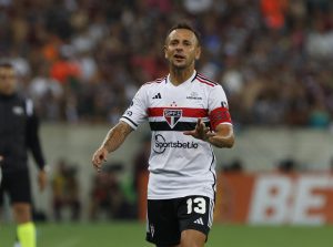 Rafinha segue como capitão do São Paulo. (Foto: Twitter do São Paulo)