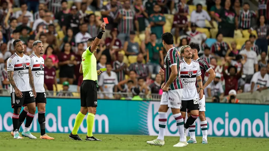 Gabi Neves foi expulso e tem sequência indefinida no São Paulo em 2024. (Foto: Twitter do Brasileirão)