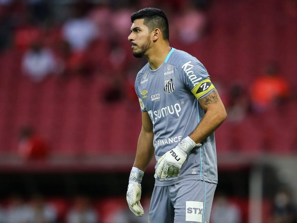 João Paulo é titular absoluto do Santos, que quer contratar goleiro do São Paulo para 2024. (Foto: Twitter do Santos)