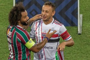 Rafinha e Marcelo trocam faixas no jogo do São Paulo. (Foto: Reprodução)