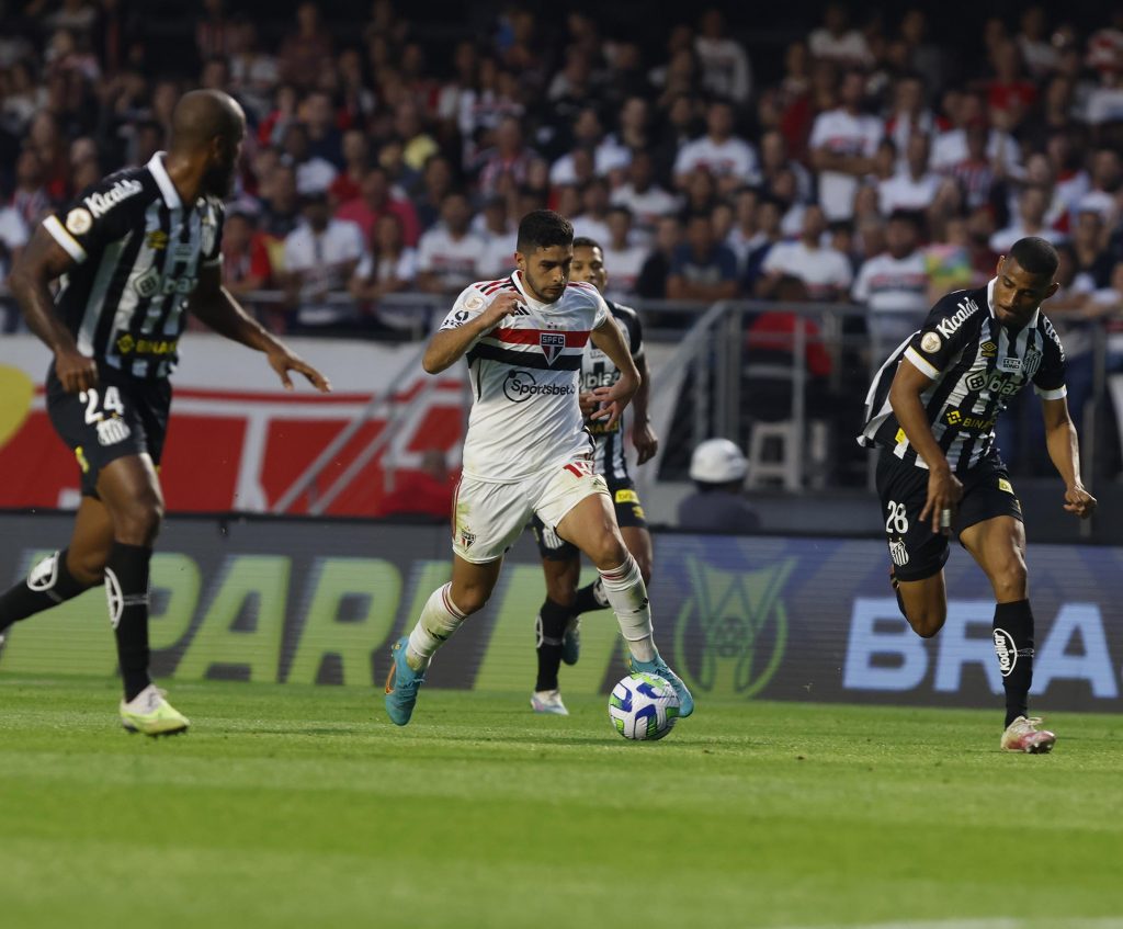 São Paulo enfrenta o Santos na Vila Belmiro em busca da primeira vitória como visitante no Brasileirão. (Foto: Twitter do São Paulo)