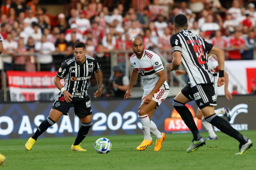 Lucas vai reencontrar o Galo no penúltimo jogo do São Paulo no Brasileirão. (Foto: Twitter do São Paulo)