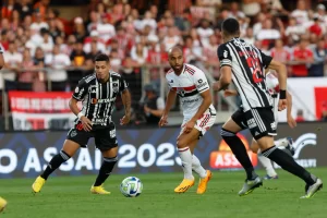 Lucas vai reencontrar o Galo no penúltimo jogo do São Paulo no Brasileirão. (Foto: Twitter do São Paulo)