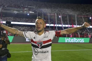 Rafinha foi campeão da Copa do Brasil e da Supercopa pelo São Paulo. (Foto: Twitter do SPFC)