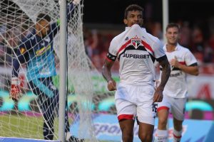 Luiz Gustavo fez seu primeiro gol com a camisa do São Paulo contra a Portuguesa. (Foto: Twitter do SPFC)