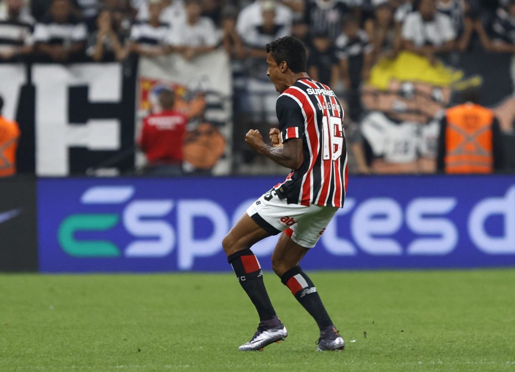 Luiz Gustavo marca de novo pelo São Paulo. (Foto: Twitter do São Paulo)