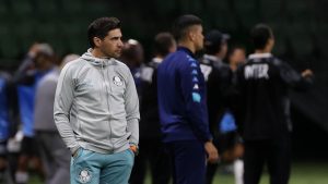 Abel Ferreira segue no comando do Palmeiras para 2024. (Foto: Twitter do Palmeiras)