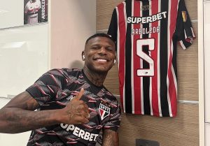Arboleda foi titular do São Paulo, no jogo em que o Tricolor quebrou o tabu contra o Corinthians. (Foto: Twitter do São Paulo)