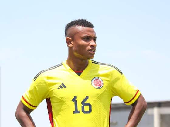 Futebol Pequeno No Chão Branco E Bandeira Da Nação Colombiana Em