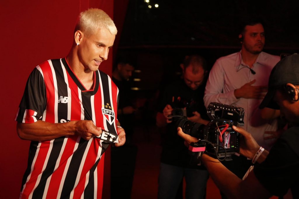 São Paulo valoriza camisa para 2024. (Foto: Twitter do São Paulo)