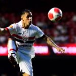 Igor Vinícius recebeu terceiro amarelo contra o Fluminense. (Foto: Marcos Ribolli/ge)