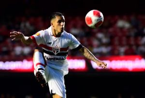 Igor Vinícius recebeu terceiro amarelo contra o Fluminense. (Foto: Marcos Ribolli/ge)