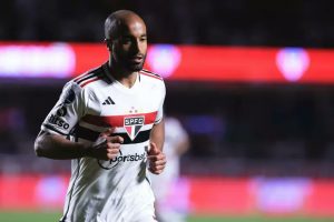 Lucas revela onde quer jogar no São Paulo em 2024. (Foto: Twitter do São Paulo)