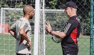 Lucas agradece a Dorival Júnior no São Paulo. (Foto: Twitter do São Paulo)