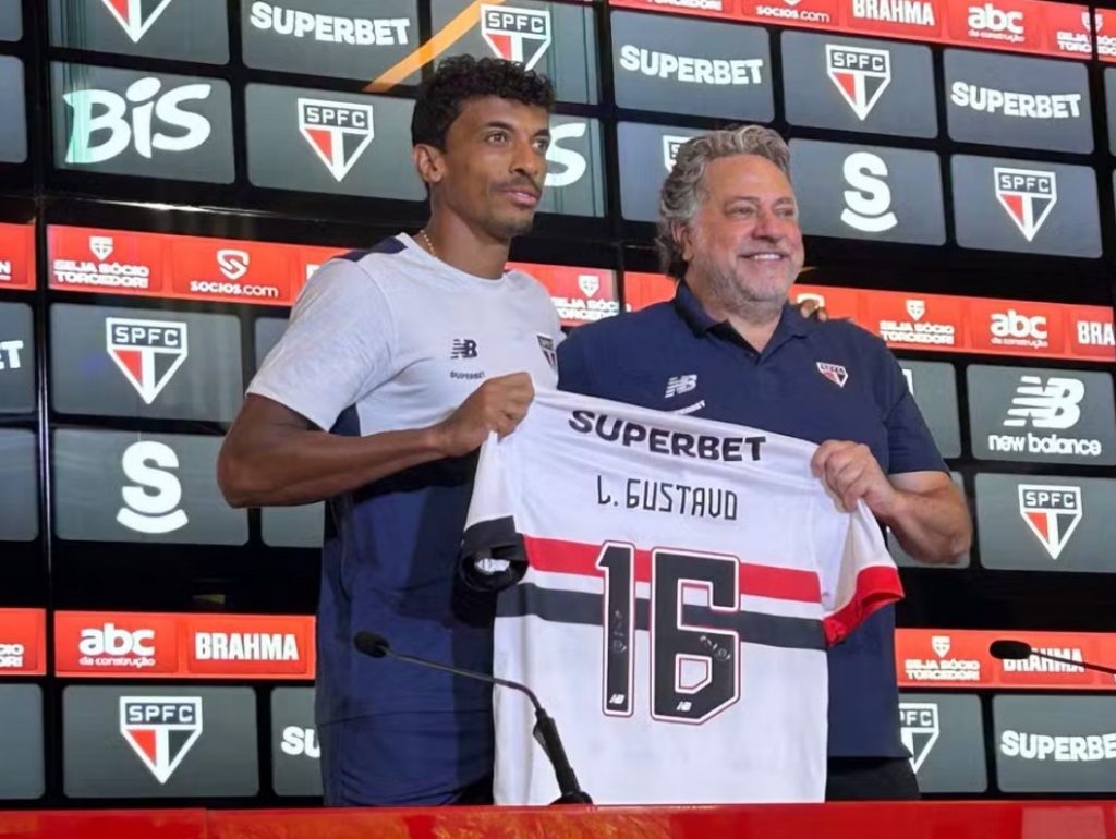 São Paulo apresenta Luiz Gustavo para 2024. (Foto: Twitter do São Paulo)