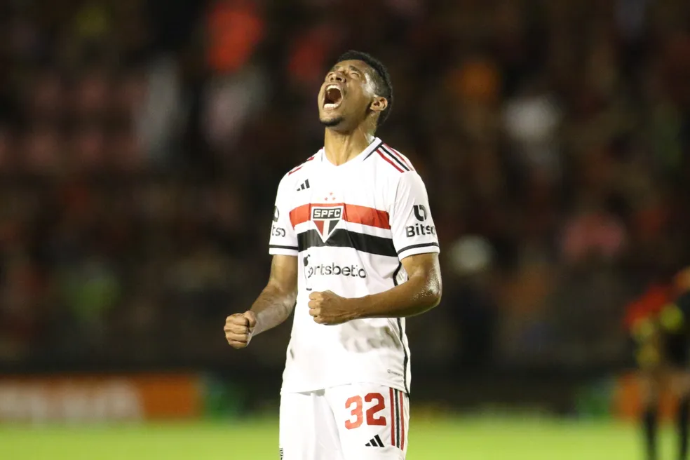 Marcos Paulo deixa São Paulo, mesmo sem estar 100% recuperado. (Foto: Twitter do Sâo Paulo)