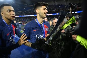 Vendido pelo São Paulo, Beraldo conquista primeiro título pelo PSG. (Foto: Twitter do PSG)
