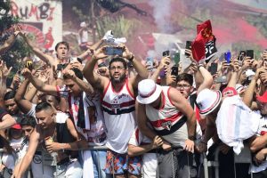 Organizada do São Paulo comparece ao MorumBIS. (Foto: Marcos Ribolli/ge)