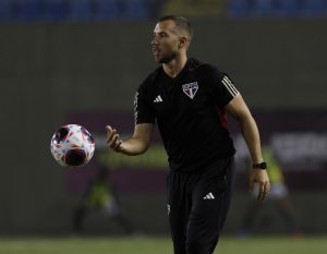 Allan Barcellos é o técnico do São Paulo sub-17. (Foto: Twitter do SPFC)