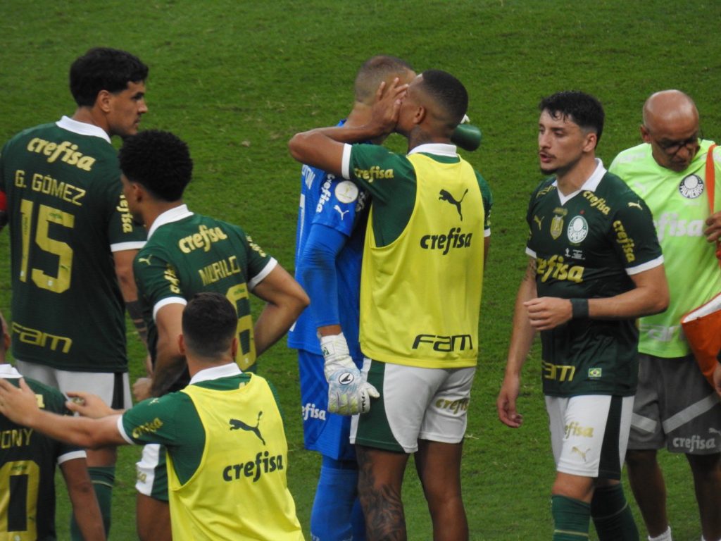Caio Paulista orienta Weverton na Supercopa do Brasil conquistada pelo São Paulo. (Foto: Reprodução/SporTV)