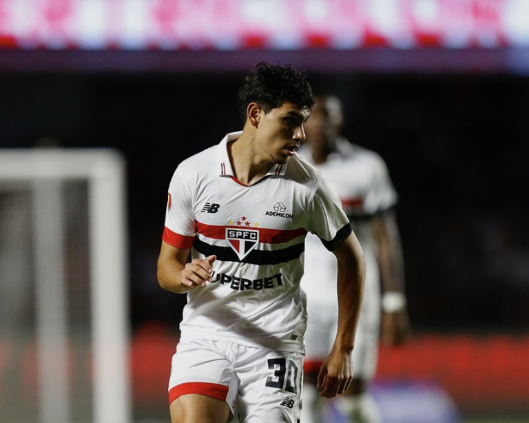 Moreira vira opção para a lateral-direita do São Paulo. (Foto: Twitter do São Paulo)