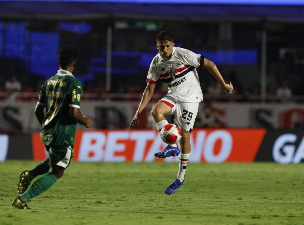 Titular do São Paulo, Pablo Maia foi convocado para a Seleção Brasileira. (Foto: Twitter do SPFC)