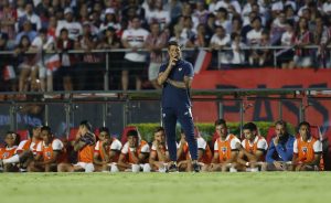 Thiago Carpini tem o seu nome bastante criticado pela torcida do São Paulo. (Foto: Twitter do SPFC)