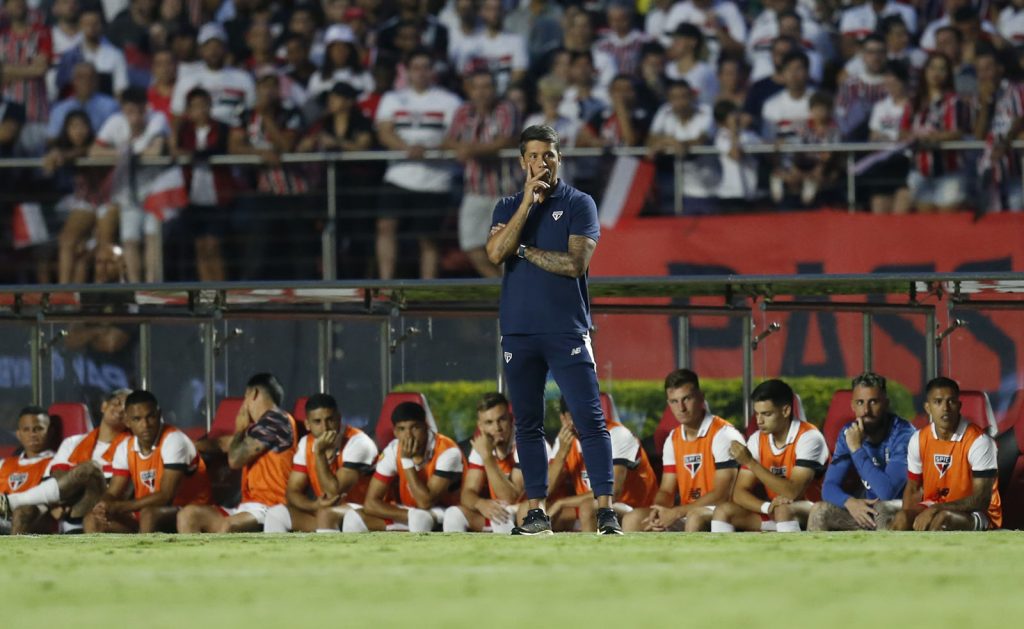 Técnico do São Paulo não pode perder, se quiser continuar no cargo. (Foto: Rubens Chiri e Paulo Pinto/Saopaulofc.net)