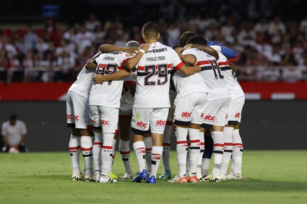 Jogadores do São Paulo antes da partida contra o Novorizontino. (Créditos: Rubens Chiri e Paulo Pinto/Saopaulofc.net)