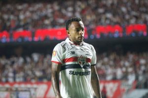 Renovação de Welington trava e joia da base do São Paulo pode ganhar concorrencia do Corinthians em negociação. (Foto: Twitter do Luís Pacca)