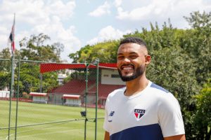 Sabino foi contratado há 41 dias, mas ainda não estreou. (Foto: Twitter do SPFC)