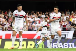 James Rodríguez ou Luciano? Disputa fica acirrada no meio de campo do São Paulo. (Foto: Marcos Ribolli/ge)