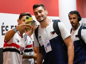 São Paulo terá três zagueiros para enfrentar o Palmeiras. (Foto: Twitter do SPFC)