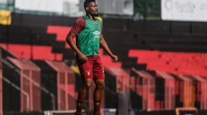 Livre no mercado, Sabino negocia com o São Paulo para ser reforço em 2024. (Foto: Twitter do Sport)