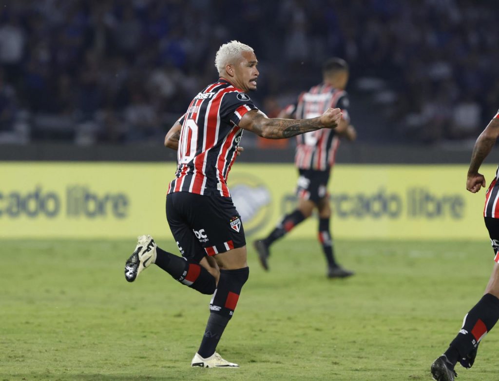 Luciano se torna o artilheiro do São Paulo na temporada. (Foto: Twitter do SPFC)