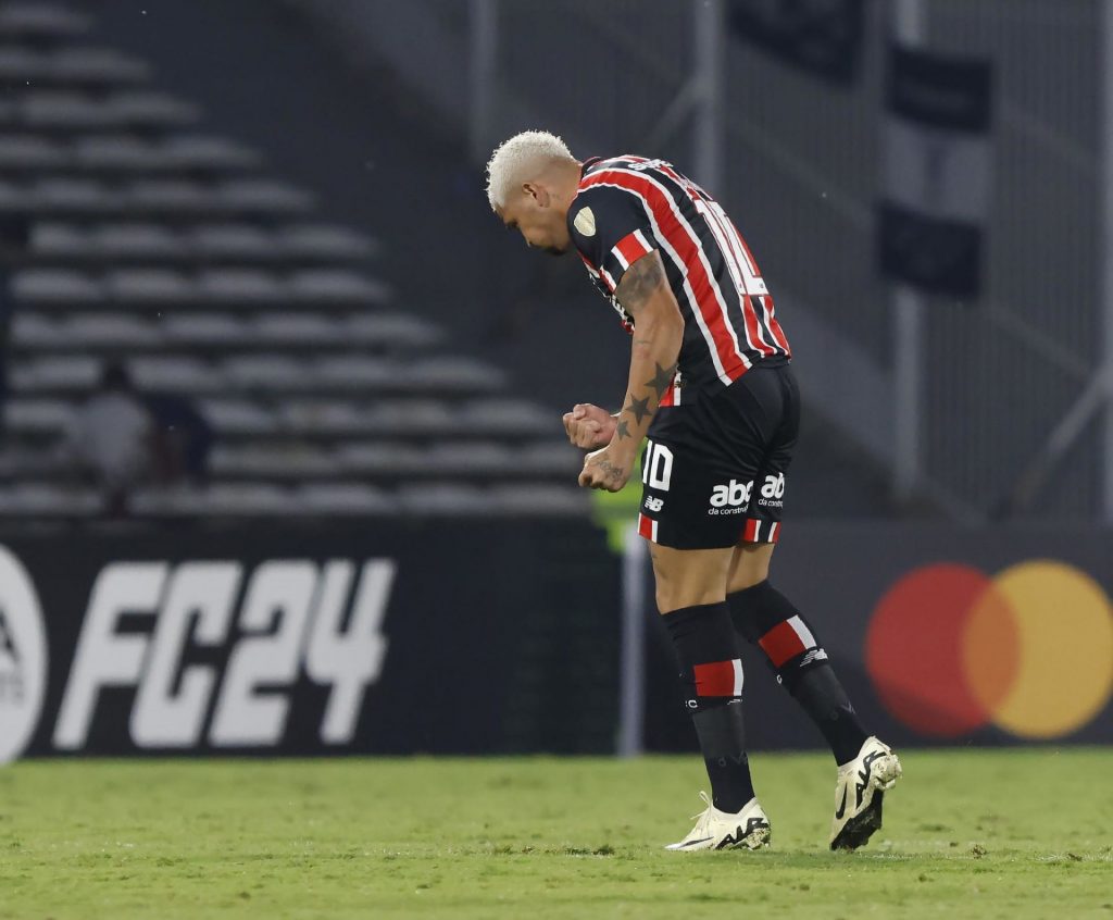 Luciano desencanta na Libertadores com a camisa do São Paulo. (Foto: Twitter do SPFC)