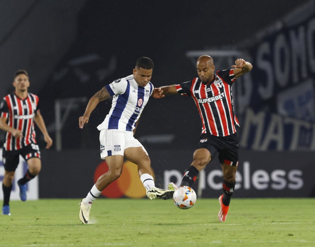 São Paulo sofre com lesões em Córdoba e pode perder Lucas por um tempo. (Foto: Twitter do SPFC)