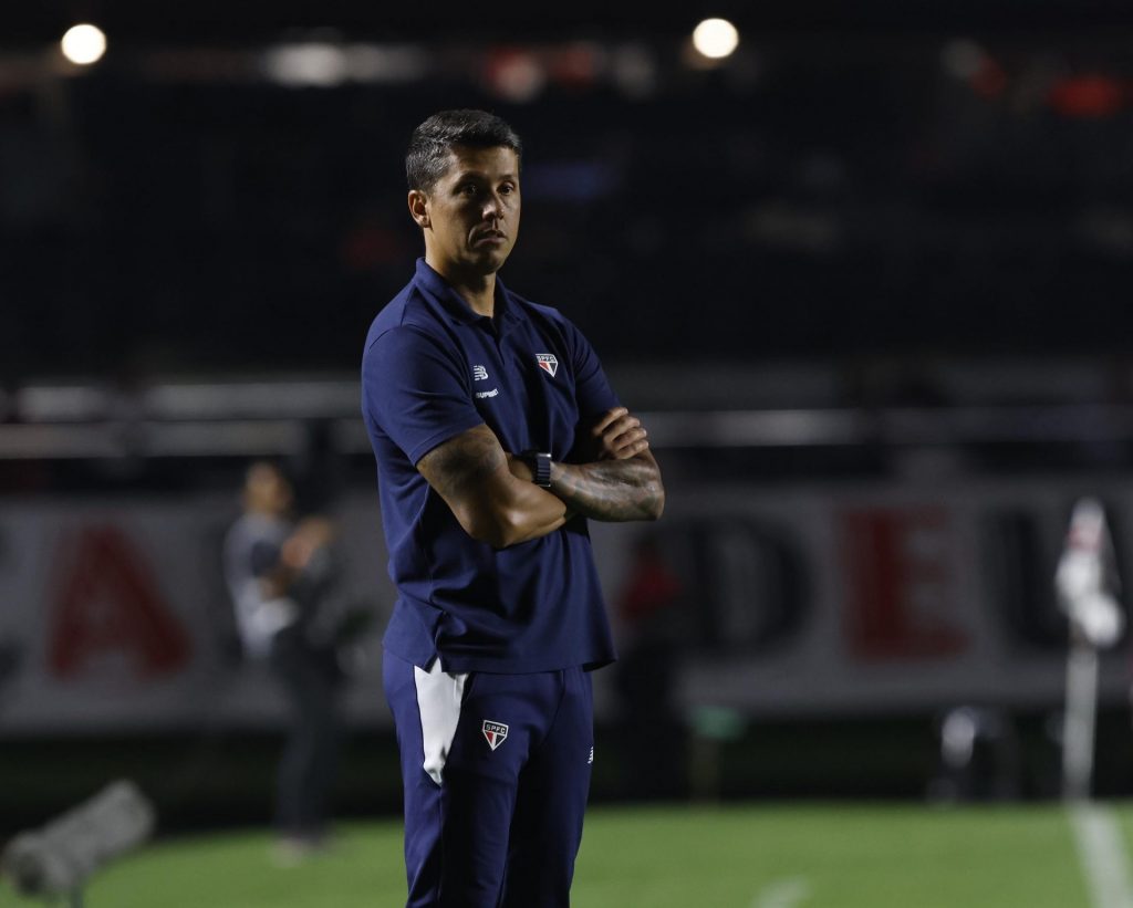 Carpini não aguentou a pressão e deixou o comando do São Paulo.(Créditos: Rubens Chiri e Paulo Pinto/Saopaulofc)