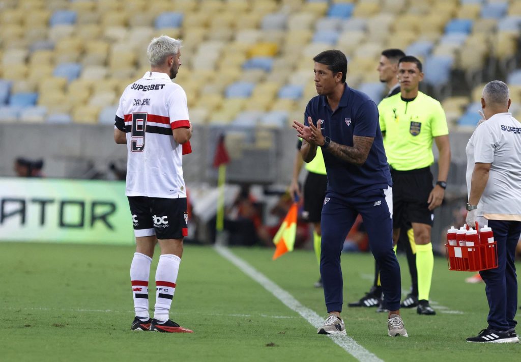Thiago Carpini segue pressionado no São Paulo. (Foto: Twitter do SPFC)