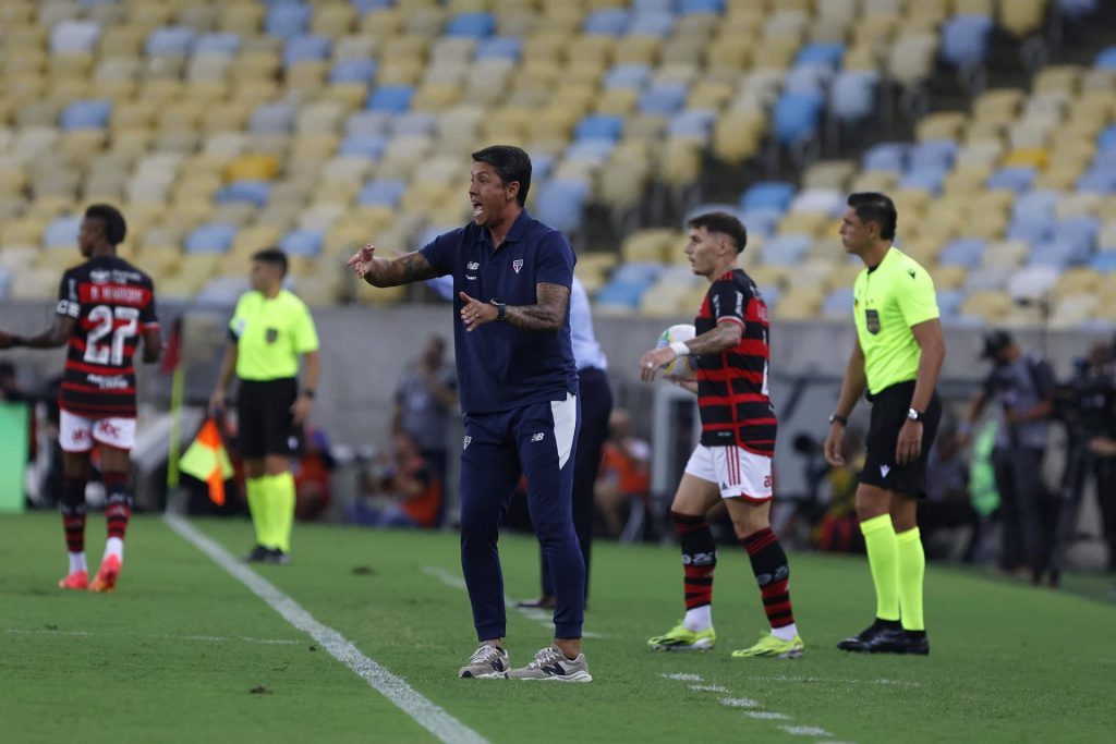 Thiago Carpini continua bastante pressionado no São Paulo. (Foto: Twitter do SPFC)