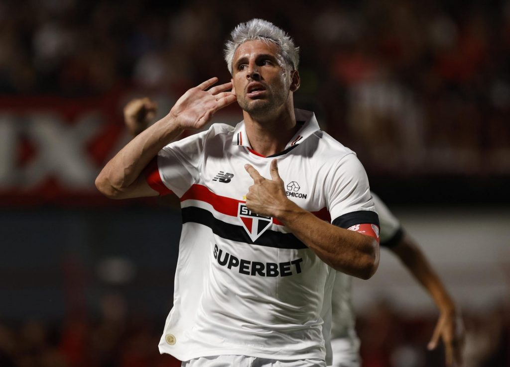 Camisa 9 do São Paulo abriu o placar no jogo em Goiânia. (Créditos: Rubens Chiri/Saopaulofc.net)