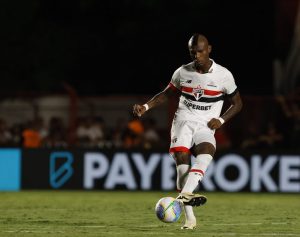 Arboleda renova contrato com o São Paulo até 2027. (Foto: Twitter do SPFC)