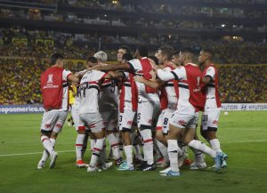 Reservas do São Paulo ficaram treinando no gramado após vitória na Libertadores. (Créditos: Rubens Chiri/Saopaulofc)