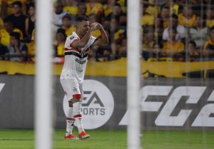 Alisson fechou a conta na vitória do São Paulo contra o Barcelona. (Foto: Twitter do SPFC)