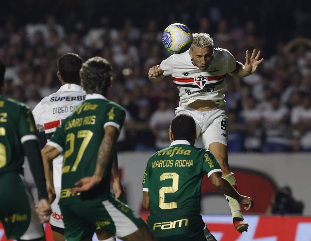 Calleri cabeceia a bola em clássico entre São Paulo e Palmeiras no MorumBIS. (Foto: Twitter do SPFC)